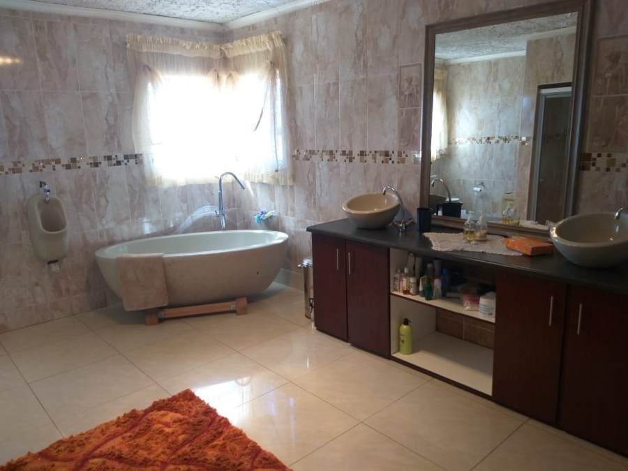 To Let 5 Bedroom Property for Rent in Grimbeeck Park North West